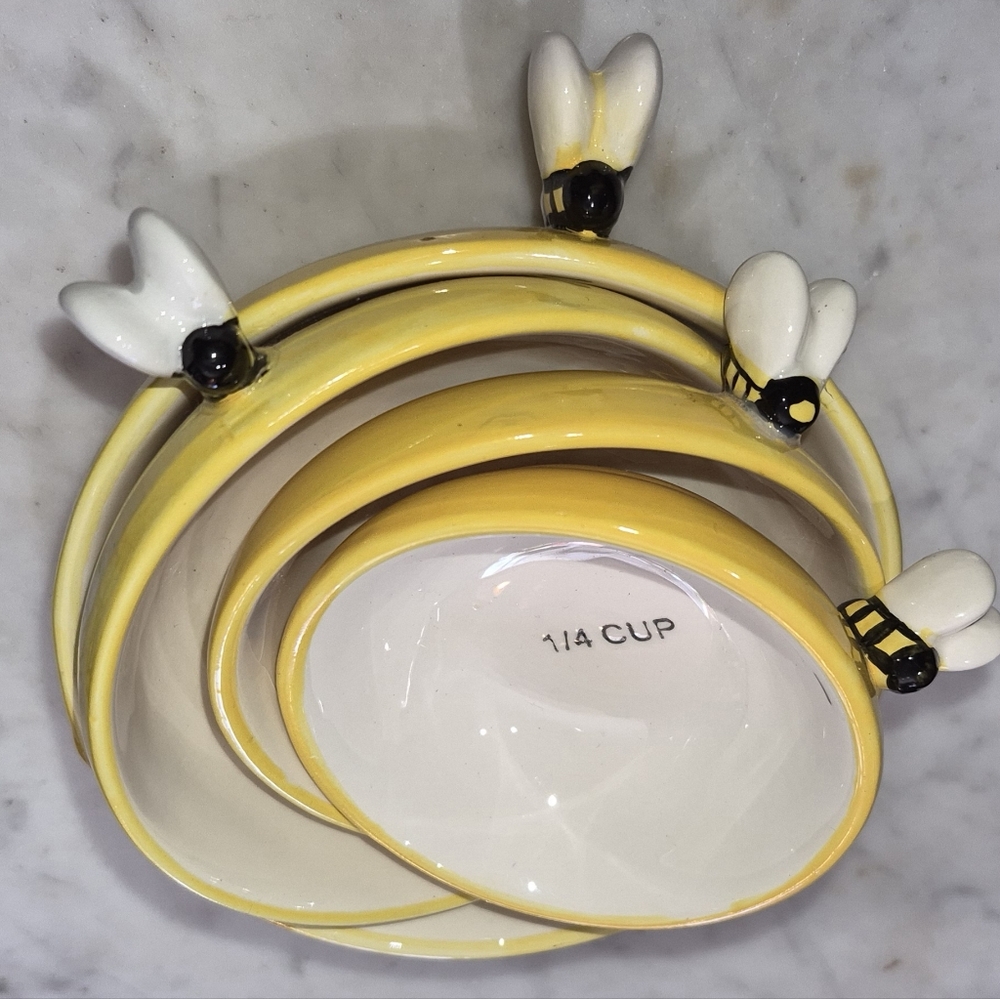 Bee Measuring Cups - Picture 2 of 5